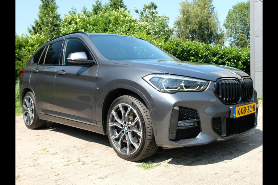 BMW X1 xDrive25e M-sport 220 PK | M pakket | Keyless entry | Camera | Stoelverwarming | Elektrische stoelen met geheugen | Head up Display | Elektrische Klep | 19 Inch |