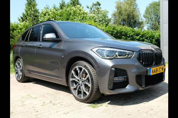 BMW X1 xDrive25e M-sport 220 PK | M pakket | Keyless entry | Camera | Stoelverwarming | Elektrische stoelen met geheugen | Head up Display | Elektrische Klep | 19 Inch |