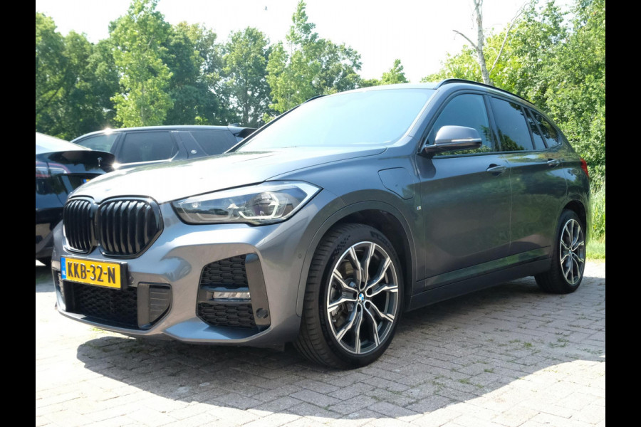 BMW X1 xDrive25e M-sport 220 PK | M pakket | Keyless entry | Camera | Stoelverwarming | Elektrische stoelen met geheugen | Head up Display | Elektrische Klep | 19 Inch |