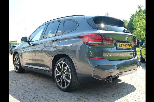 BMW X1 xDrive25e M-sport 220 PK | M pakket | Keyless entry | Camera | Stoelverwarming | Elektrische stoelen met geheugen | Head up Display | Elektrische Klep | 19 Inch |
