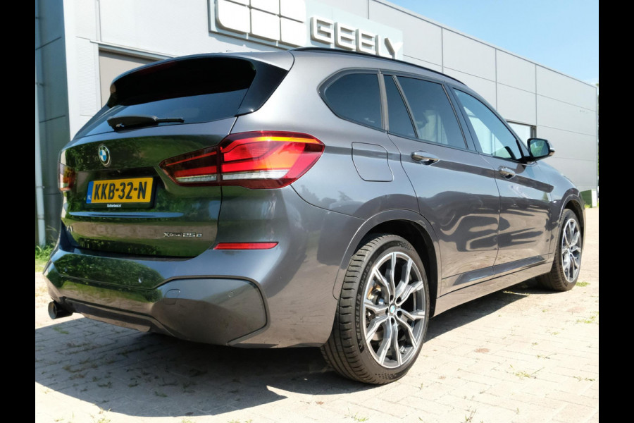 BMW X1 xDrive25e M-sport 220 PK | M pakket | Keyless entry | Camera | Stoelverwarming | Elektrische stoelen met geheugen | Head up Display | Elektrische Klep | 19 Inch |