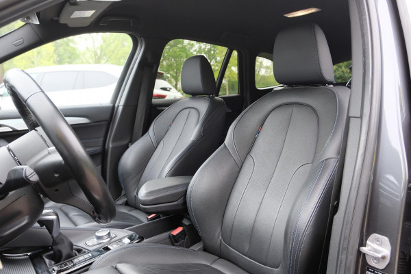 BMW X1 xDrive25e M-sport 220 PK | M pakket | Keyless entry | Camera | Stoelverwarming | Elektrische stoelen met geheugen | Head up Display | Elektrische Klep | 19 Inch |