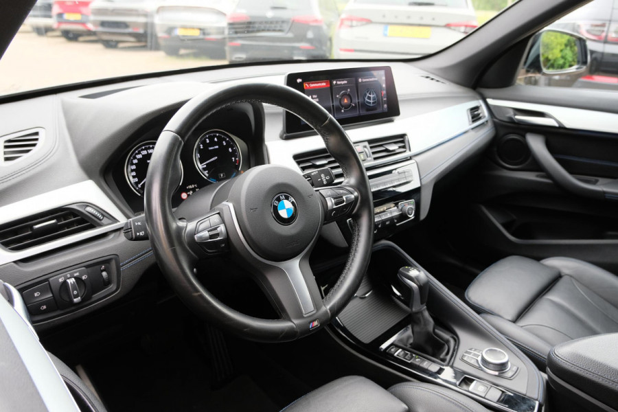 BMW X1 xDrive25e M-sport 220 PK | M pakket | Keyless entry | Camera | Stoelverwarming | Elektrische stoelen met geheugen | Head up Display | Elektrische Klep | 19 Inch |