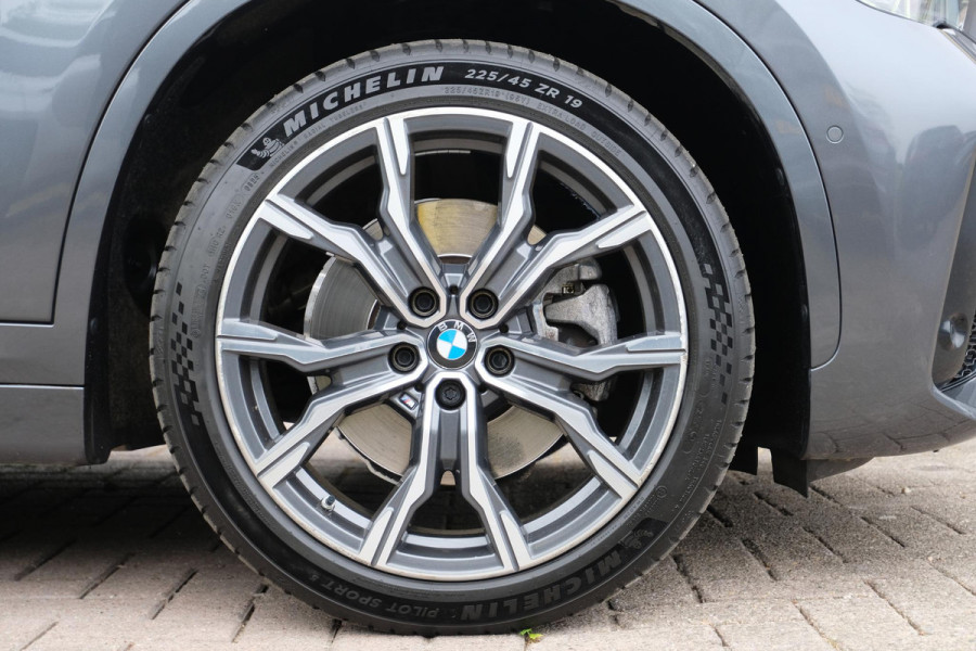 BMW X1 xDrive25e M-sport 220 PK | M pakket | Keyless entry | Camera | Stoelverwarming | Elektrische stoelen met geheugen | Head up Display | Elektrische Klep | 19 Inch |