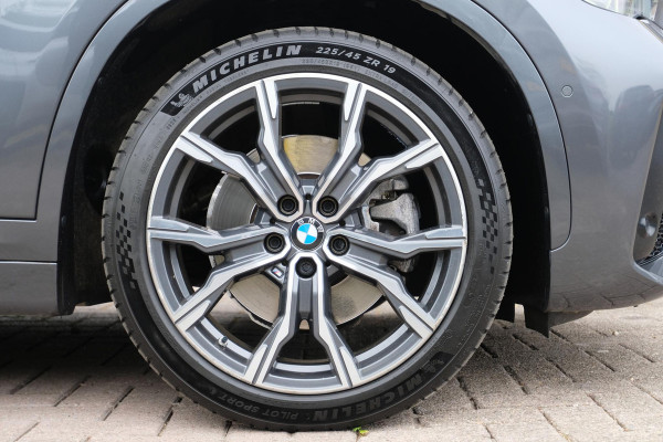 BMW X1 xDrive25e M-sport 220 PK | M pakket | Keyless entry | Camera | Stoelverwarming | Elektrische stoelen met geheugen | Head up Display | Elektrische Klep | 19 Inch |