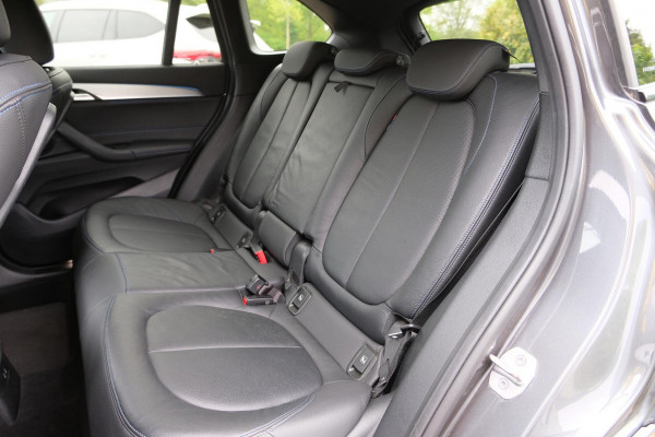 BMW X1 xDrive25e M-sport 220 PK | M pakket | Keyless entry | Camera | Stoelverwarming | Elektrische stoelen met geheugen | Head up Display | Elektrische Klep | 19 Inch |