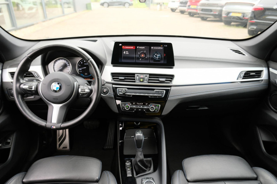 BMW X1 xDrive25e M-sport 220 PK | M pakket | Keyless entry | Camera | Stoelverwarming | Elektrische stoelen met geheugen | Head up Display | Elektrische Klep | 19 Inch |