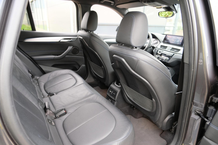 BMW X1 xDrive25e M-sport 220 PK | M pakket | Keyless entry | Camera | Stoelverwarming | Elektrische stoelen met geheugen | Head up Display | Elektrische Klep | 19 Inch |