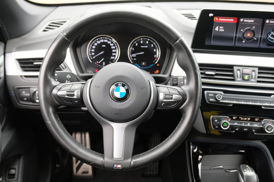 BMW X1 xDrive25e M-sport 220 PK | M pakket | Keyless entry | Camera | Stoelverwarming | Elektrische stoelen met geheugen | Head up Display | Elektrische Klep | 19 Inch |
