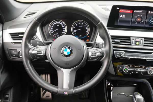 BMW X1 xDrive25e M-sport 220 PK | M pakket | Keyless entry | Camera | Stoelverwarming | Elektrische stoelen met geheugen | Head up Display | Elektrische Klep | 19 Inch |