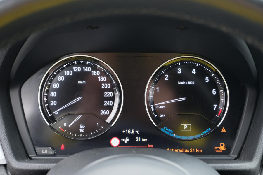 BMW X1 xDrive25e M-sport 220 PK | M pakket | Keyless entry | Camera | Stoelverwarming | Elektrische stoelen met geheugen | Head up Display | Elektrische Klep | 19 Inch |