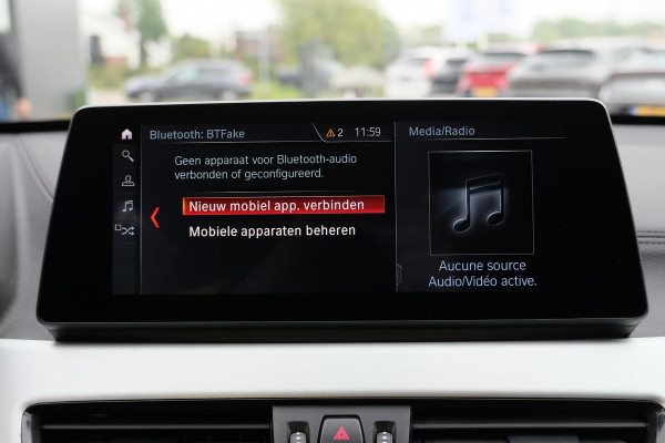 BMW X1 xDrive25e M-sport 220 PK | M pakket | Keyless entry | Camera | Stoelverwarming | Elektrische stoelen met geheugen | Head up Display | Elektrische Klep | 19 Inch |