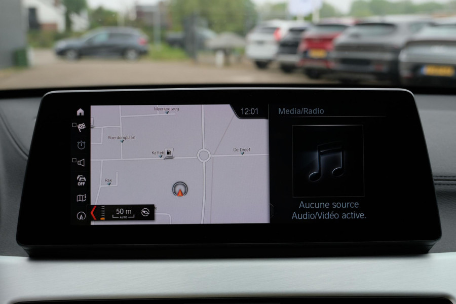 BMW X1 xDrive25e M-sport 220 PK | M pakket | Keyless entry | Camera | Stoelverwarming | Elektrische stoelen met geheugen | Head up Display | Elektrische Klep | 19 Inch |