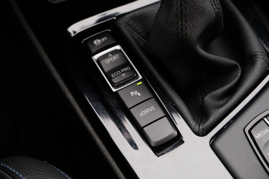 BMW X1 xDrive25e M-sport 220 PK | M pakket | Keyless entry | Camera | Stoelverwarming | Elektrische stoelen met geheugen | Head up Display | Elektrische Klep | 19 Inch |