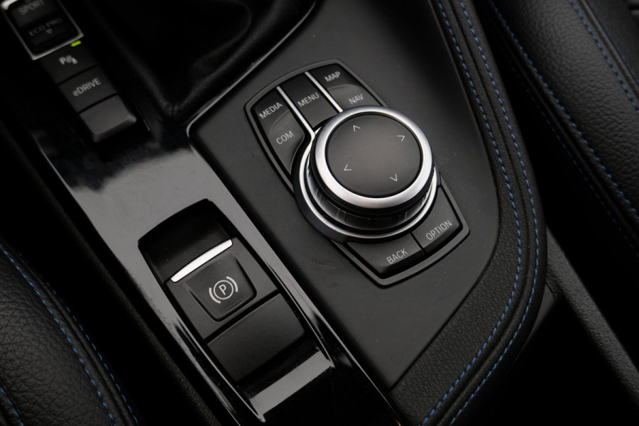 BMW X1 xDrive25e M-sport 220 PK | M pakket | Keyless entry | Camera | Stoelverwarming | Elektrische stoelen met geheugen | Head up Display | Elektrische Klep | 19 Inch |