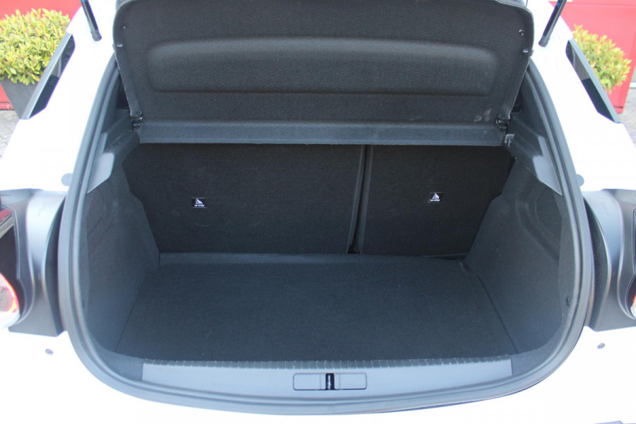 Lancia Ypsilon 1.2 Hybrid 110PK AUTOMAAT LX | CAMERA VOOR + ACHTER | PARKEERSENSOREN VOOR + ACHTER | DRIVE PACK: ADAPTIVE CRUISE CONTROL/DODEHOEK DETECTIE/ELEKTRISCH INKLAPBARE BUITENSPIEGELS/SPROTIEF STUURWIEL | SFEER VERLICHTING | CLIMATE CONTROL | DRAADLOZE APPLE CARPLAY/ANDROID AUTO | DRAADLOZE TELEFOONLADER | 17"  LICHTMETALEN VELGEN "DIAMOND CUT" | WIELKASTEN "GLOSSY BLACK" | PRIVACY GLAS ACHTER | PREMIUM STOELBEKLEDING "GRIGIO ANTRACITE" | KLEUR: "BIANCO QUARZO" |