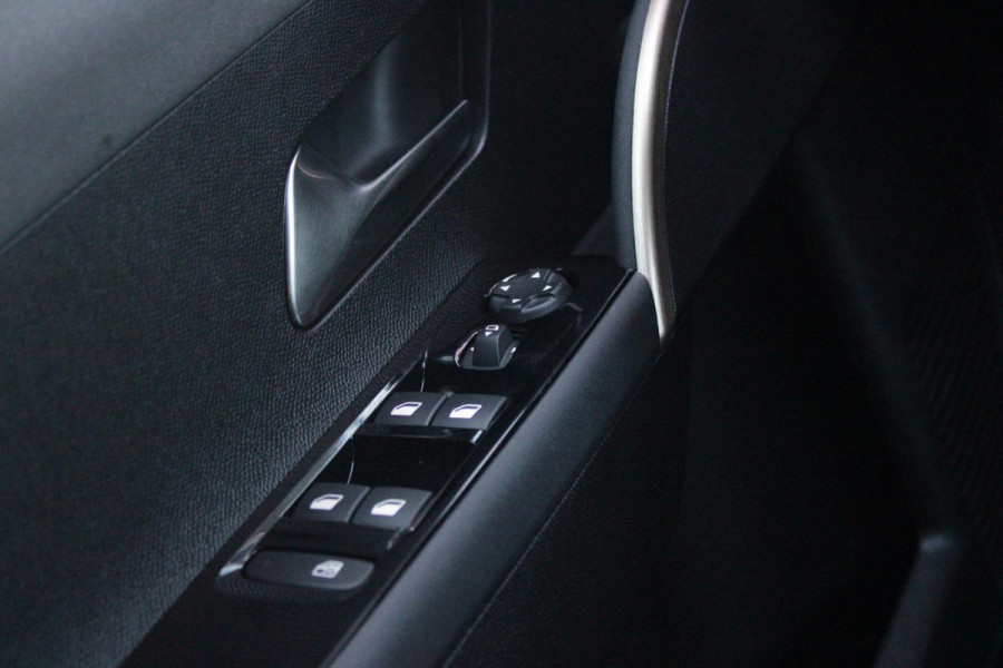Lancia Ypsilon 1.2 Hybrid 110PK AUTOMAAT LX | CAMERA VOOR + ACHTER | PARKEERSENSOREN VOOR + ACHTER | DRIVE PACK: ADAPTIVE CRUISE CONTROL/DODEHOEK DETECTIE/ELEKTRISCH INKLAPBARE BUITENSPIEGELS/SPROTIEF STUURWIEL | SFEER VERLICHTING | CLIMATE CONTROL | DRAADLOZE APPLE CARPLAY/ANDROID AUTO | DRAADLOZE TELEFOONLADER | 17"  LICHTMETALEN VELGEN "DIAMOND CUT" | WIELKASTEN "GLOSSY BLACK" | PRIVACY GLAS ACHTER | PREMIUM STOELBEKLEDING "GRIGIO ANTRACITE" | KLEUR: "BIANCO QUARZO" |