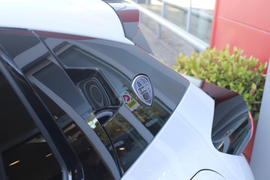 Lancia Ypsilon 1.2 Hybrid 110PK AUTOMAAT LX | CAMERA VOOR + ACHTER | PARKEERSENSOREN VOOR + ACHTER | DRIVE PACK: ADAPTIVE CRUISE CONTROL/DODEHOEK DETECTIE/ELEKTRISCH INKLAPBARE BUITENSPIEGELS/SPROTIEF STUURWIEL | SFEER VERLICHTING | CLIMATE CONTROL | DRAADLOZE APPLE CARPLAY/ANDROID AUTO | DRAADLOZE TELEFOONLADER | 17"  LICHTMETALEN VELGEN "DIAMOND CUT" | WIELKASTEN "GLOSSY BLACK" | PRIVACY GLAS ACHTER | PREMIUM STOELBEKLEDING "GRIGIO ANTRACITE" | KLEUR: "BIANCO QUARZO" |