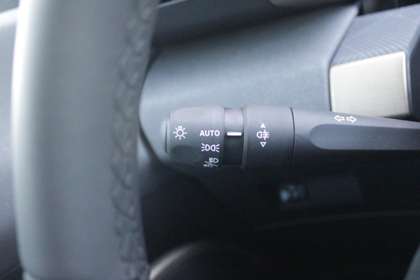 Lancia Ypsilon 1.2 Hybrid 110PK AUTOMAAT LX | CAMERA VOOR + ACHTER | PARKEERSENSOREN VOOR + ACHTER | DRIVE PACK: ADAPTIVE CRUISE CONTROL/DODEHOEK DETECTIE/ELEKTRISCH INKLAPBARE BUITENSPIEGELS/SPROTIEF STUURWIEL | SFEER VERLICHTING | CLIMATE CONTROL | DRAADLOZE APPLE CARPLAY/ANDROID AUTO | DRAADLOZE TELEFOONLADER | 17"  LICHTMETALEN VELGEN "DIAMOND CUT" | WIELKASTEN "GLOSSY BLACK" | PRIVACY GLAS ACHTER | PREMIUM STOELBEKLEDING "GRIGIO ANTRACITE" | KLEUR: "BIANCO QUARZO" |