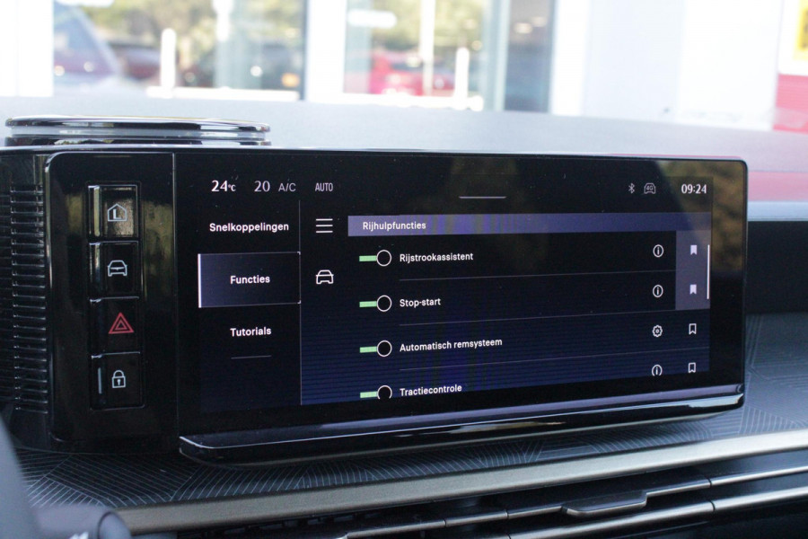 Lancia Ypsilon 1.2 Hybrid 110PK AUTOMAAT LX | CAMERA VOOR + ACHTER | PARKEERSENSOREN VOOR + ACHTER | DRIVE PACK: ADAPTIVE CRUISE CONTROL/DODEHOEK DETECTIE/ELEKTRISCH INKLAPBARE BUITENSPIEGELS/SPROTIEF STUURWIEL | SFEER VERLICHTING | CLIMATE CONTROL | DRAADLOZE APPLE CARPLAY/ANDROID AUTO | DRAADLOZE TELEFOONLADER | 17"  LICHTMETALEN VELGEN "DIAMOND CUT" | WIELKASTEN "GLOSSY BLACK" | PRIVACY GLAS ACHTER | PREMIUM STOELBEKLEDING "GRIGIO ANTRACITE" | KLEUR: "BIANCO QUARZO" |