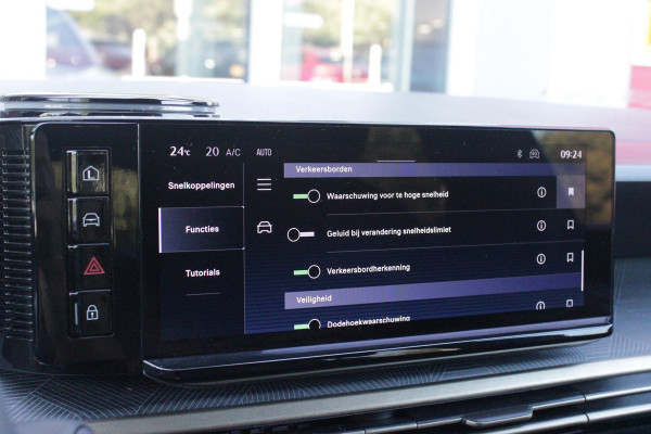 Lancia Ypsilon 1.2 Hybrid 110PK AUTOMAAT LX | CAMERA VOOR + ACHTER | PARKEERSENSOREN VOOR + ACHTER | DRIVE PACK: ADAPTIVE CRUISE CONTROL/DODEHOEK DETECTIE/ELEKTRISCH INKLAPBARE BUITENSPIEGELS/SPROTIEF STUURWIEL | SFEER VERLICHTING | CLIMATE CONTROL | DRAADLOZE APPLE CARPLAY/ANDROID AUTO | DRAADLOZE TELEFOONLADER | 17"  LICHTMETALEN VELGEN "DIAMOND CUT" | WIELKASTEN "GLOSSY BLACK" | PRIVACY GLAS ACHTER | PREMIUM STOELBEKLEDING "GRIGIO ANTRACITE" | KLEUR: "BIANCO QUARZO" |