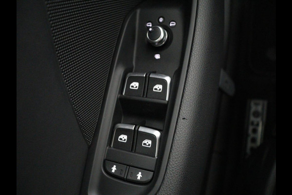 Audi A3 Sportback 30 TFSI Advance Sport | S-Line | Stoelverwarming | Parkeerhulp | Cruise control | Navigatie | Bluetooth | Climate control | Full LED