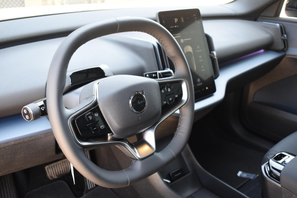 Volvo EX30 Cross Country 428PK Twin Performance Ultra AWD / Cross Country Experience-pakket/ Adaptieve cruise control/ Panoramadak/ BLIS/ Parkeersensoren met 360 camera / Getint Glas / Stoel en stuurwielverwarming / Elektrische stoelen / Apple carplay / Elektrische achterklep / Keyless entry