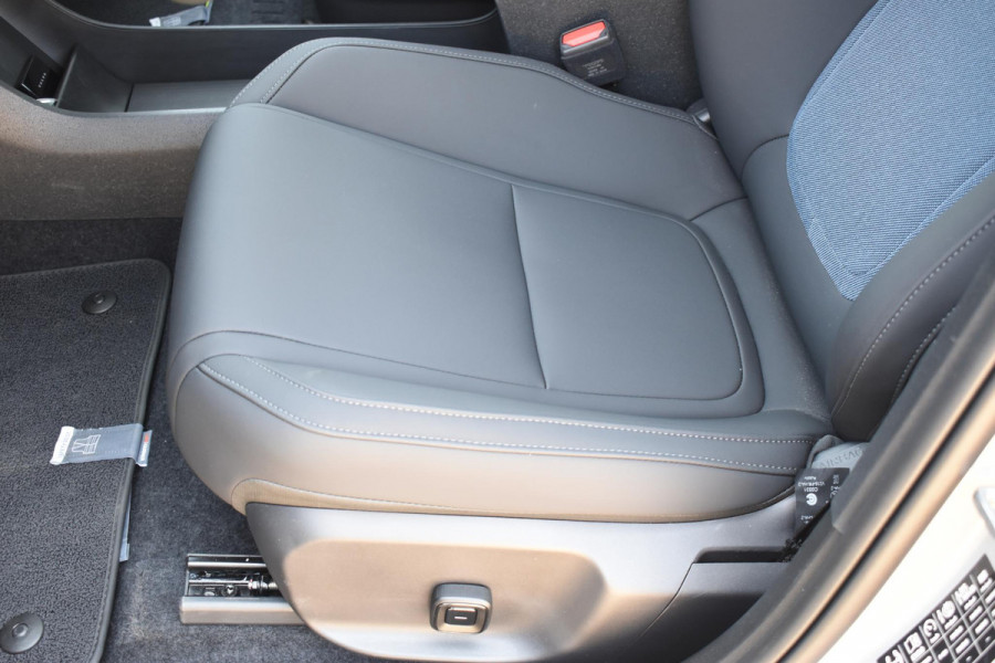 Volvo EX30 Cross Country 428PK Twin Performance Ultra AWD / Cross Country Experience-pakket/ Adaptieve cruise control/ Panoramadak/ BLIS/ Parkeersensoren met 360 camera / Getint Glas / Stoel en stuurwielverwarming / Elektrische stoelen / Apple carplay / Elektrische achterklep / Keyless entry