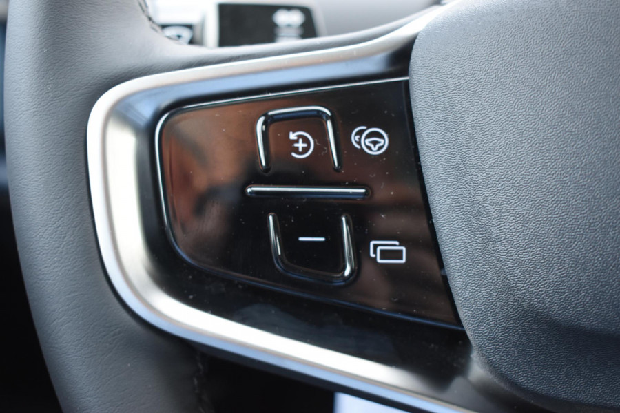 Volvo EX30 Cross Country 428PK Twin Performance Ultra AWD / Cross Country Experience-pakket/ Adaptieve cruise control/ Panoramadak/ BLIS/ Parkeersensoren met 360 camera / Getint Glas / Stoel en stuurwielverwarming / Elektrische stoelen / Apple carplay / Elektrische achterklep / Keyless entry