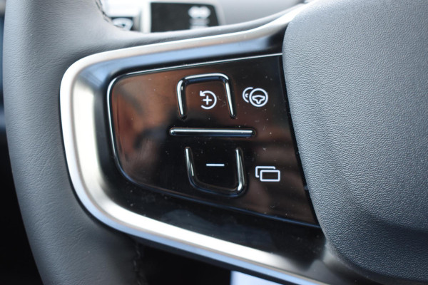 Volvo EX30 Cross Country 428PK Twin Performance Ultra AWD / Cross Country Experience-pakket/ Adaptieve cruise control/ Panoramadak/ BLIS/ Parkeersensoren met 360 camera / Getint Glas / Stoel en stuurwielverwarming / Elektrische stoelen / Apple carplay / Elektrische achterklep / Keyless entry