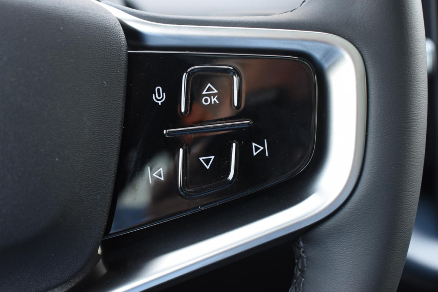 Volvo EX30 Cross Country 428PK Twin Performance Ultra AWD / Cross Country Experience-pakket/ Adaptieve cruise control/ Panoramadak/ BLIS/ Parkeersensoren met 360 camera / Getint Glas / Stoel en stuurwielverwarming / Elektrische stoelen / Apple carplay / Elektrische achterklep / Keyless entry