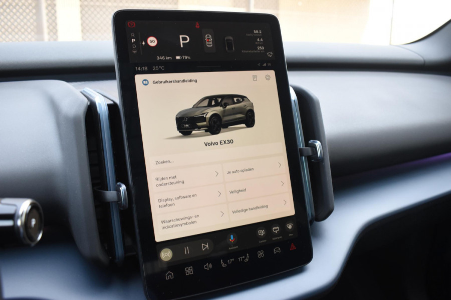Volvo EX30 Cross Country 428PK Twin Performance Ultra AWD / Cross Country Experience-pakket/ Adaptieve cruise control/ Panoramadak/ BLIS/ Parkeersensoren met 360 camera / Getint Glas / Stoel en stuurwielverwarming / Elektrische stoelen / Apple carplay / Elektrische achterklep / Keyless entry