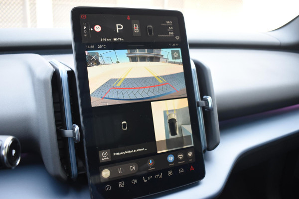 Volvo EX30 Cross Country 428PK Twin Performance Ultra AWD / Cross Country Experience-pakket/ Adaptieve cruise control/ Panoramadak/ BLIS/ Parkeersensoren met 360 camera / Getint Glas / Stoel en stuurwielverwarming / Elektrische stoelen / Apple carplay / Elektrische achterklep / Keyless entry