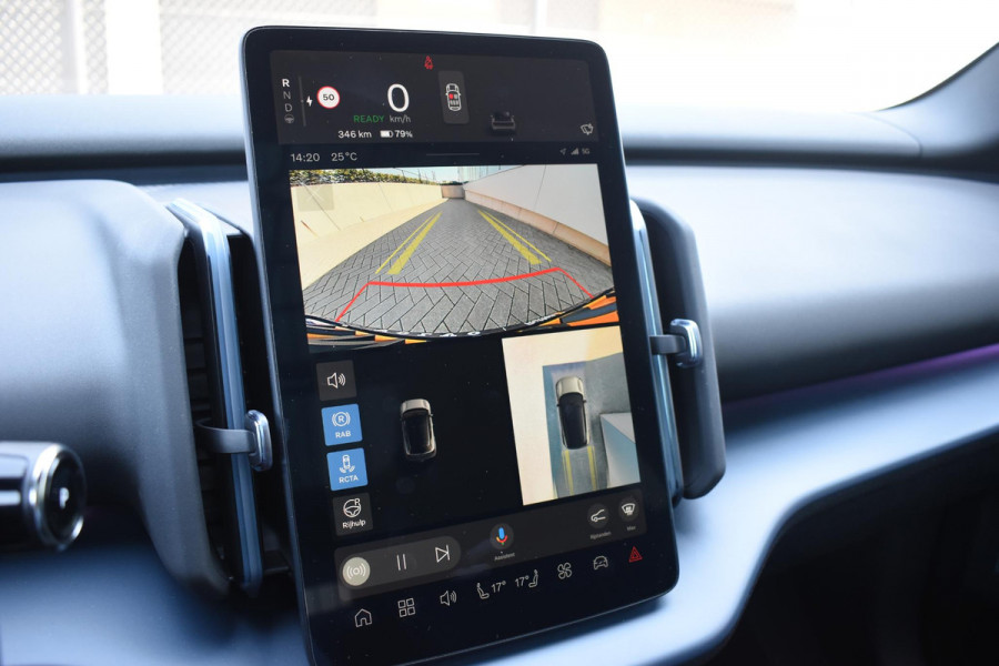 Volvo EX30 Cross Country 428PK Twin Performance Ultra AWD / Cross Country Experience-pakket/ Adaptieve cruise control/ Panoramadak/ BLIS/ Parkeersensoren met 360 camera / Getint Glas / Stoel en stuurwielverwarming / Elektrische stoelen / Apple carplay / Elektrische achterklep / Keyless entry