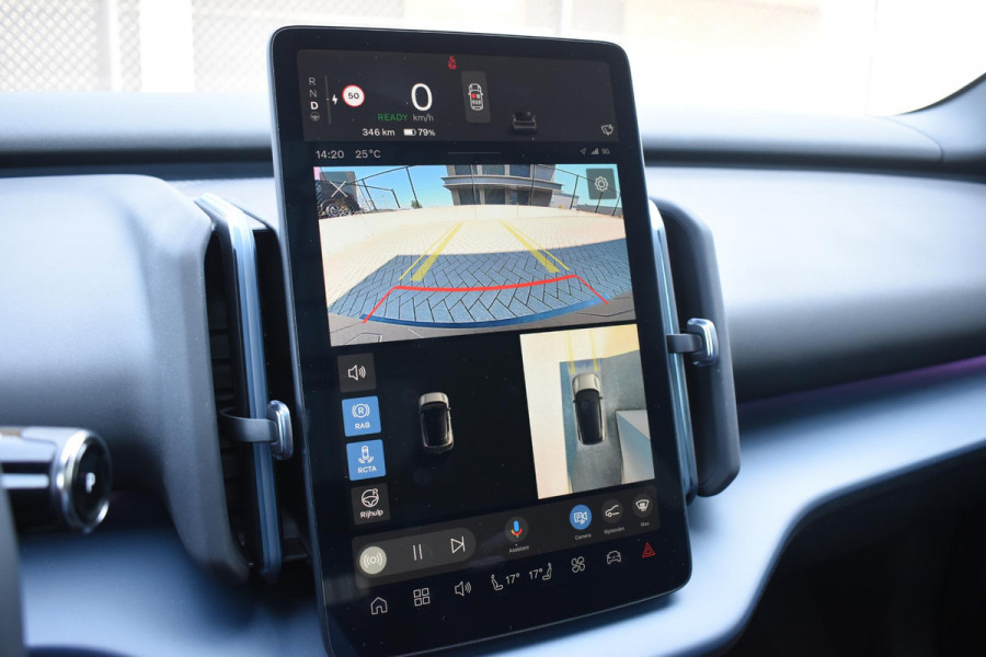 Volvo EX30 Cross Country 428PK Twin Performance Ultra AWD / Cross Country Experience-pakket/ Adaptieve cruise control/ Panoramadak/ BLIS/ Parkeersensoren met 360 camera / Getint Glas / Stoel en stuurwielverwarming / Elektrische stoelen / Apple carplay / Elektrische achterklep / Keyless entry