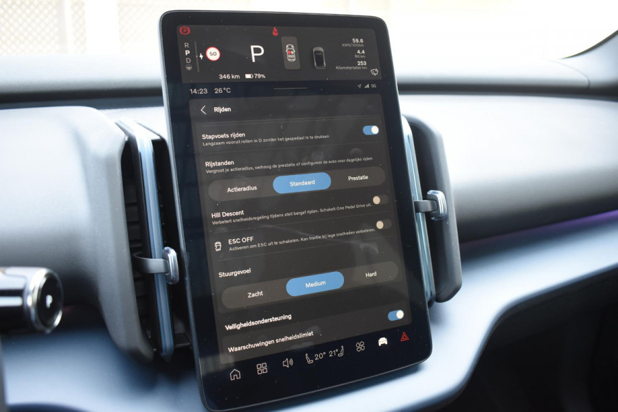 Volvo EX30 Cross Country 428PK Twin Performance Ultra AWD / Cross Country Experience-pakket/ Adaptieve cruise control/ Panoramadak/ BLIS/ Parkeersensoren met 360 camera / Getint Glas / Stoel en stuurwielverwarming / Elektrische stoelen / Apple carplay / Elektrische achterklep / Keyless entry