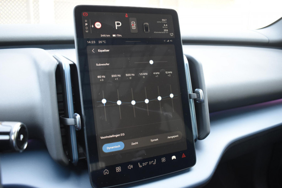 Volvo EX30 Cross Country 428PK Twin Performance Ultra AWD / Cross Country Experience-pakket/ Adaptieve cruise control/ Panoramadak/ BLIS/ Parkeersensoren met 360 camera / Getint Glas / Stoel en stuurwielverwarming / Elektrische stoelen / Apple carplay / Elektrische achterklep / Keyless entry