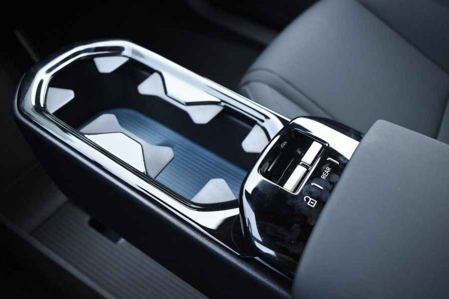Volvo EX30 Cross Country 428PK Twin Performance Ultra AWD / Cross Country Experience-pakket/ Adaptieve cruise control/ Panoramadak/ BLIS/ Parkeersensoren met 360 camera / Getint Glas / Stoel en stuurwielverwarming / Elektrische stoelen / Apple carplay / Elektrische achterklep / Keyless entry