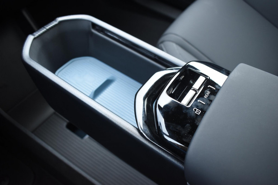 Volvo EX30 Cross Country 428PK Twin Performance Ultra AWD / Cross Country Experience-pakket/ Adaptieve cruise control/ Panoramadak/ BLIS/ Parkeersensoren met 360 camera / Getint Glas / Stoel en stuurwielverwarming / Elektrische stoelen / Apple carplay / Elektrische achterklep / Keyless entry