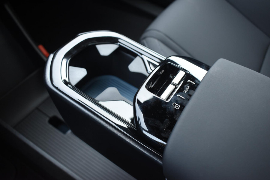 Volvo EX30 Cross Country 428PK Twin Performance Ultra AWD / Cross Country Experience-pakket/ Adaptieve cruise control/ Panoramadak/ BLIS/ Parkeersensoren met 360 camera / Getint Glas / Stoel en stuurwielverwarming / Elektrische stoelen / Apple carplay / Elektrische achterklep / Keyless entry