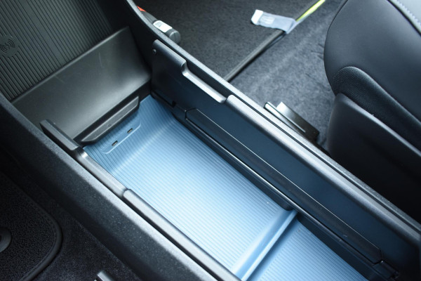 Volvo EX30 Cross Country 428PK Twin Performance Ultra AWD / Cross Country Experience-pakket/ Adaptieve cruise control/ Panoramadak/ BLIS/ Parkeersensoren met 360 camera / Getint Glas / Stoel en stuurwielverwarming / Elektrische stoelen / Apple carplay / Elektrische achterklep / Keyless entry