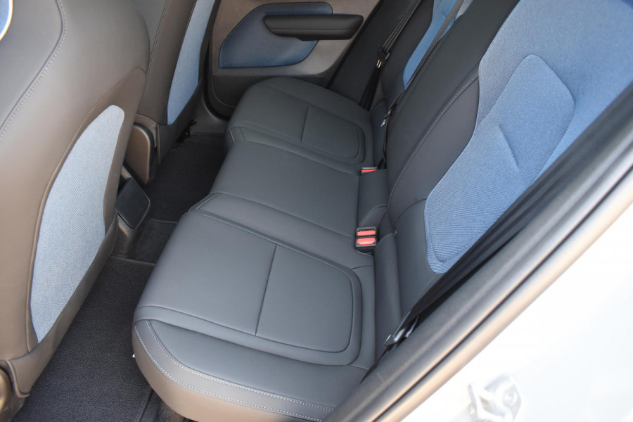 Volvo EX30 Cross Country 428PK Twin Performance Ultra AWD / Cross Country Experience-pakket/ Adaptieve cruise control/ Panoramadak/ BLIS/ Parkeersensoren met 360 camera / Getint Glas / Stoel en stuurwielverwarming / Elektrische stoelen / Apple carplay / Elektrische achterklep / Keyless entry