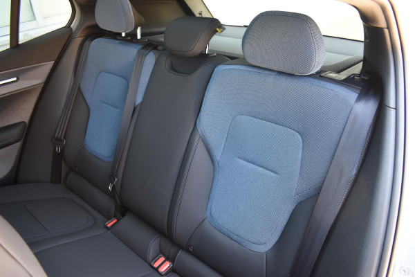 Volvo EX30 Cross Country 428PK Twin Performance Ultra AWD / Cross Country Experience-pakket/ Adaptieve cruise control/ Panoramadak/ BLIS/ Parkeersensoren met 360 camera / Getint Glas / Stoel en stuurwielverwarming / Elektrische stoelen / Apple carplay / Elektrische achterklep / Keyless entry