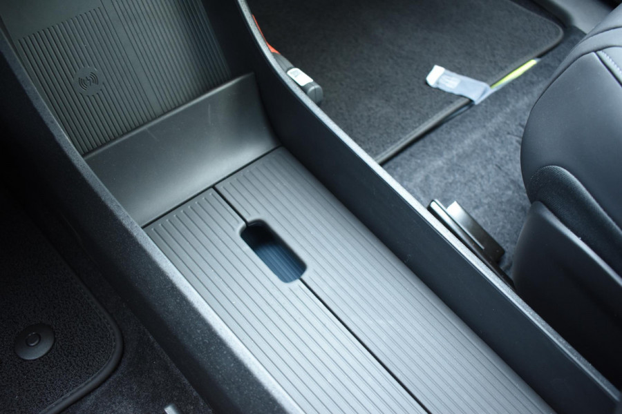 Volvo EX30 Cross Country 428PK Twin Performance Ultra AWD / Cross Country Experience-pakket/ Adaptieve cruise control/ Panoramadak/ BLIS/ Parkeersensoren met 360 camera / Getint Glas / Stoel en stuurwielverwarming / Elektrische stoelen / Apple carplay / Elektrische achterklep / Keyless entry