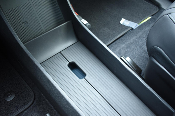 Volvo EX30 Cross Country 428PK Twin Performance Ultra AWD / Cross Country Experience-pakket/ Adaptieve cruise control/ Panoramadak/ BLIS/ Parkeersensoren met 360 camera / Getint Glas / Stoel en stuurwielverwarming / Elektrische stoelen / Apple carplay / Elektrische achterklep / Keyless entry