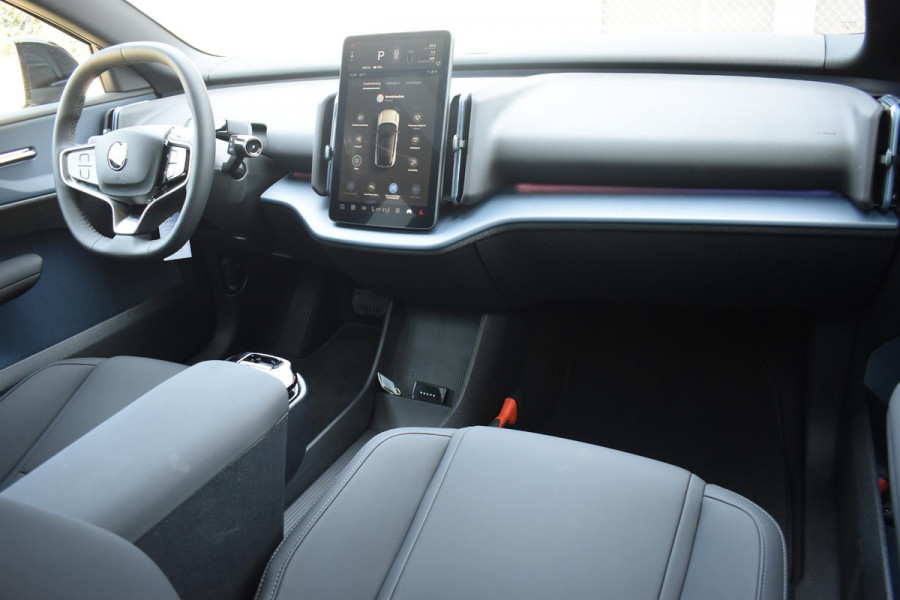 Volvo EX30 Cross Country 428PK Twin Performance Ultra AWD / Cross Country Experience-pakket/ Adaptieve cruise control/ Panoramadak/ BLIS/ Parkeersensoren met 360 camera / Getint Glas / Stoel en stuurwielverwarming / Elektrische stoelen / Apple carplay / Elektrische achterklep / Keyless entry