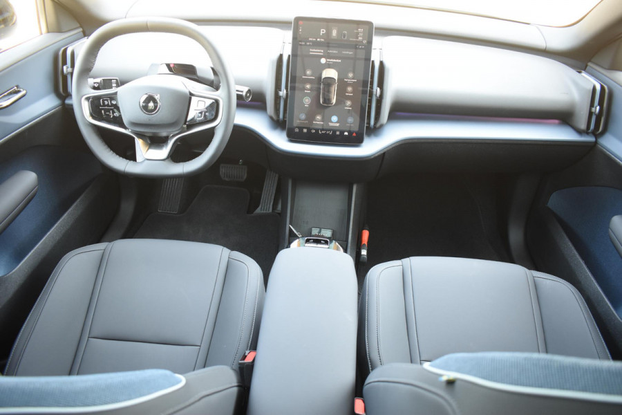 Volvo EX30 Cross Country 428PK Twin Performance Ultra AWD / Cross Country Experience-pakket/ Adaptieve cruise control/ Panoramadak/ BLIS/ Parkeersensoren met 360 camera / Getint Glas / Stoel en stuurwielverwarming / Elektrische stoelen / Apple carplay / Elektrische achterklep / Keyless entry