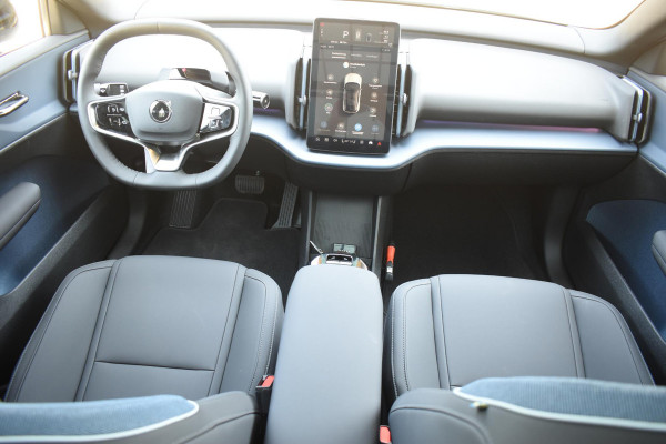 Volvo EX30 Cross Country 428PK Twin Performance Ultra AWD / Cross Country Experience-pakket/ Adaptieve cruise control/ Panoramadak/ BLIS/ Parkeersensoren met 360 camera / Getint Glas / Stoel en stuurwielverwarming / Elektrische stoelen / Apple carplay / Elektrische achterklep / Keyless entry