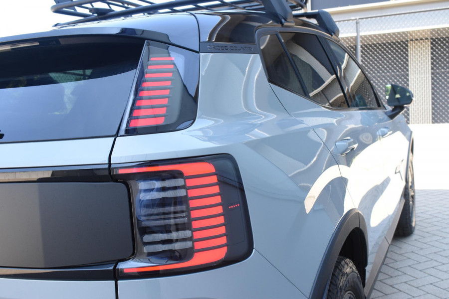 Volvo EX30 Cross Country 428PK Twin Performance Ultra AWD / Cross Country Experience-pakket/ Adaptieve cruise control/ Panoramadak/ BLIS/ Parkeersensoren met 360 camera / Getint Glas / Stoel en stuurwielverwarming / Elektrische stoelen / Apple carplay / Elektrische achterklep / Keyless entry