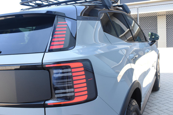 Volvo EX30 Cross Country 428PK Twin Performance Ultra AWD / Cross Country Experience-pakket/ Adaptieve cruise control/ Panoramadak/ BLIS/ Parkeersensoren met 360 camera / Getint Glas / Stoel en stuurwielverwarming / Elektrische stoelen / Apple carplay / Elektrische achterklep / Keyless entry